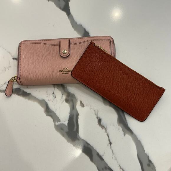 Coach Colorblock
Multifunctional Wallet
F25967 Blush/Terracotta - Picture 13 of 15